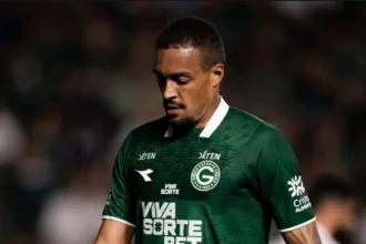 zagueiro-do-goias-e-expulso-aos-13-minutos-contra-o-fortaleza