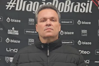 “jogador-nao-vai-inventar-esse-tipo-de-coisa”,-diz-adson-sobre-denuncia-de-racismo-contra-paulo-vitor