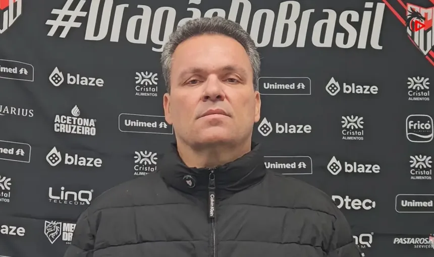“jogador-nao-vai-inventar-esse-tipo-de-coisa”,-diz-adson-sobre-denuncia-de-racismo-contra-paulo-vitor