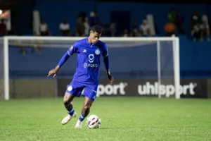 ex-lateral-do-goiatuba,-renan-silva,-celebra-acesso-da-equipe-para-serie-c