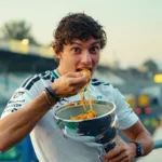 festa-italiana!-kimi-antonelli-come-macarrao-no-trofeu-apos-vencer-em-casa