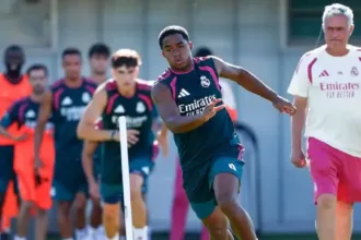so-isso-professor?-mourinho-diz-que-endrick-deve-jogar-estreia-da-champions-“de-5-a-10-minutos”