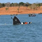 crianca-e-homens-sao-resgatados-apos-barco-naufragar-em-lago-de-jatai