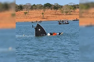 crianca-e-homens-sao-resgatados-apos-barco-naufragar-em-lago-de-jatai