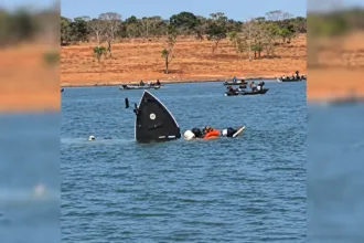 crianca-e-homens-sao-resgatados-apos-barco-naufragar-em-lago-de-jatai