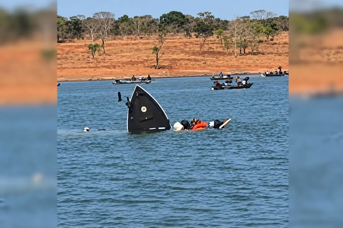 Criança e homens são resgatados após barco naufragar em lago de Jataí