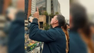 flavio-bolsonaro-reune-apoiadores-na-paulista-para-ato-do-7-de-setembro