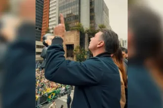 flavio-bolsonaro-reune-apoiadores-na-paulista-para-ato-do-7-de-setembro