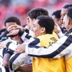 santos-vence-fora-de-casa,-supera-susto-e-engata-sequencia-de-reacao-no-brasileirao