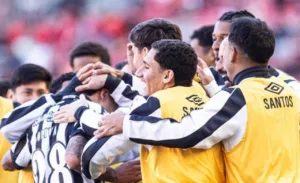 santos-vence-fora-de-casa,-supera-susto-e-engata-sequencia-de-reacao-no-brasileirao