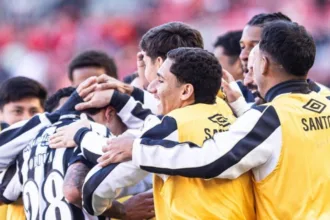 santos-vence-fora-de-casa,-supera-susto-e-engata-sequencia-de-reacao-no-brasileirao