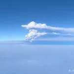 vulcao-anak-krakatoa-expele-cinzas-a-15-km-e-cancela-voos