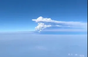 vulcao-anak-krakatoa-expele-cinzas-a-15-km-e-cancela-voos