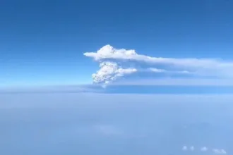 vulcao-anak-krakatoa-expele-cinzas-a-15-km-e-cancela-voos