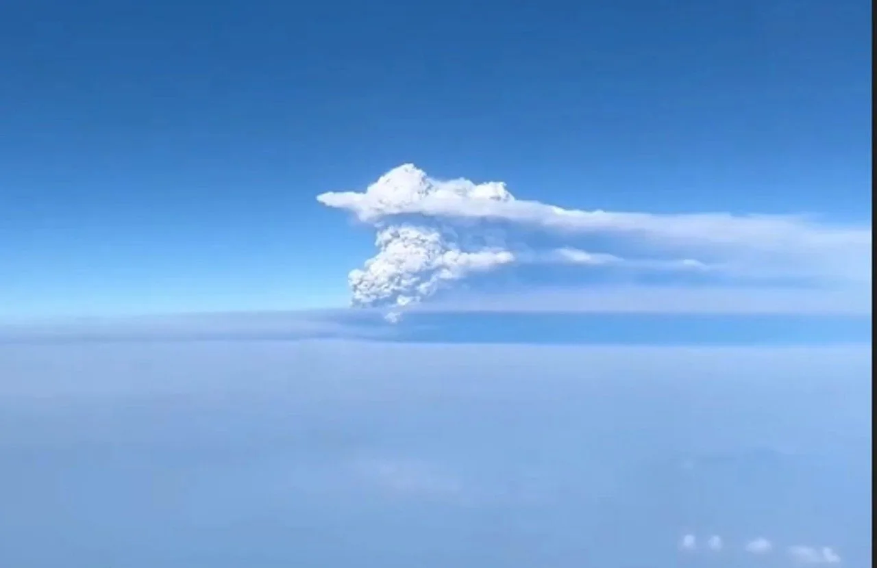 Vulcão Anak Krakatoa expele cinzas a 15 km e cancela voos