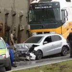 caminhao-atinge-veiculos-e-mata-duas-pessoas-em-curitiba