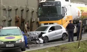 caminhao-atinge-veiculos-e-mata-duas-pessoas-em-curitiba