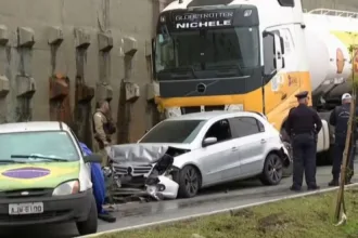caminhao-atinge-veiculos-e-mata-duas-pessoas-em-curitiba