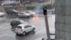 chuva-em-goiania:-apos-explosao,-cabo-de-energia-pega-fogo-no-asfalto-da-t-7