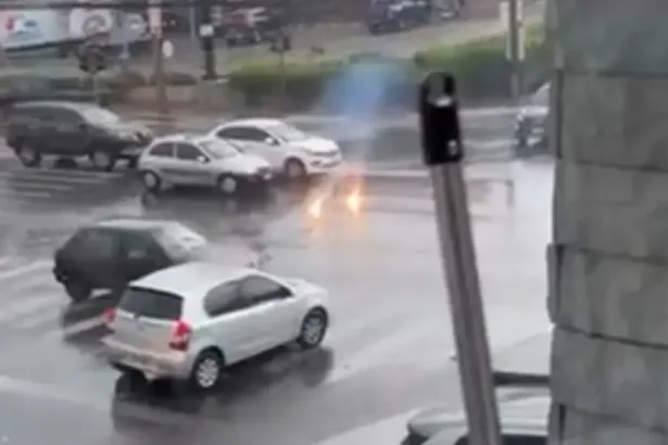 chuva-em-goiania:-apos-explosao,-cabo-de-energia-pega-fogo-no-asfalto-da-t-7