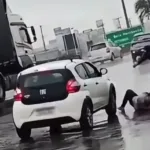 homem-toma-pistola-de-pm-e-joga-na-br-040-durante-abordagem-em-valparaiso;-video