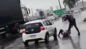 homem-toma-pistola-de-pm-e-joga-na-br-040-durante-abordagem-em-valparaiso;-video