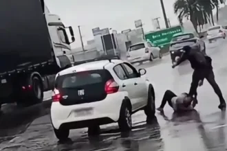 homem-toma-pistola-de-pm-e-joga-na-br-040-durante-abordagem-em-valparaiso;-video