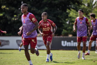 escalacao-do-vila:-guto-ferreira-tem-retornos,-mas-perde-zagueiro-para-o-classico