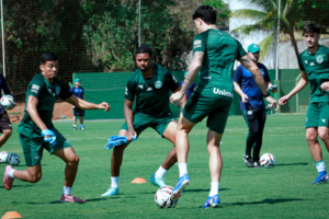 zaga-desfalcada-faz-mozart-mexer-no-goias-para-o-classico;-veja-escalacao