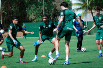 zaga-desfalcada-faz-mozart-mexer-no-goias-para-o-classico;-veja-escalacao