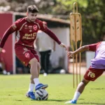 “nao-podemos-deixar-o-ultimo-resultado-(goleada)-nos-abalar”,-diz-volante-do-vila-antes-do-classico-com-o-goias