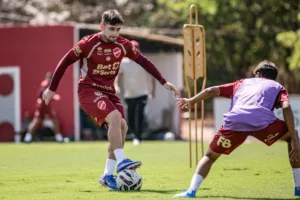 “nao-podemos-deixar-o-ultimo-resultado-(goleada)-nos-abalar”,-diz-volante-do-vila-antes-do-classico-com-o-goias