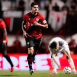 com-um-a-menos,-atletico-segura-pressao-do-ceara,-vence-e-se-aproxima-do-g-6
