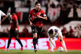 com-um-a-menos,-atletico-segura-pressao-do-ceara,-vence-e-se-aproxima-do-g-6