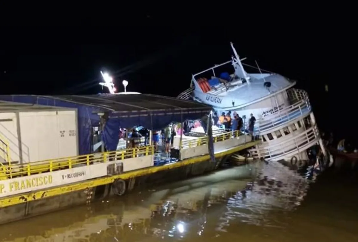 Embarcação com passageiros naufraga no Amazonas