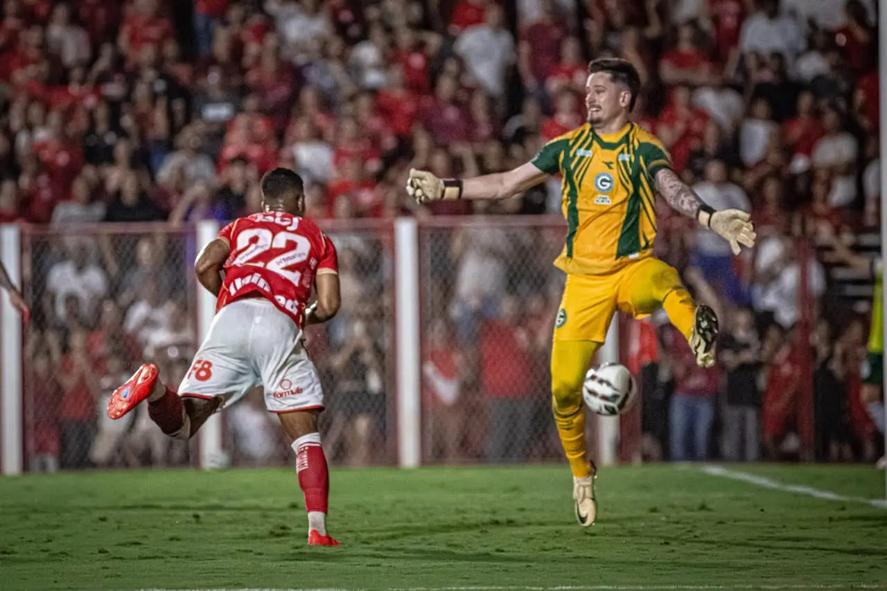 Vila Nova leva melhor no clássico contra o Goiás e se recupera na Série B