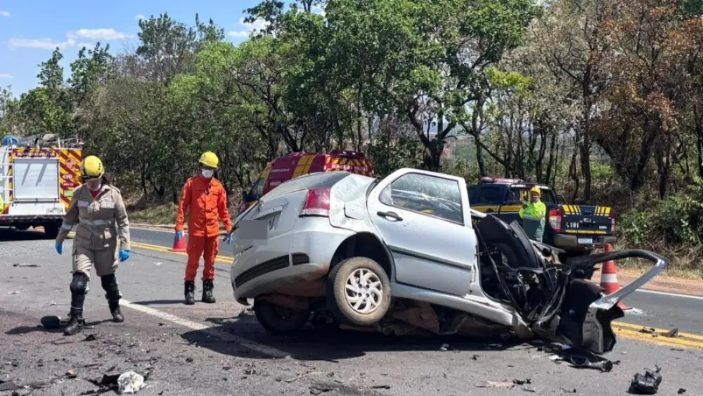 Mulher morre após ficar presa às ferragens durante acidente na BR-153, em Uruaçu