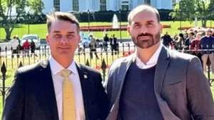 flavio-bolsonaro-negociava-recursos-para-‘dark-horse’-com-vorcaro,-e-eduardo-era-gestor-do-dinheiro,-diz-pf