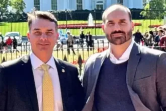 flavio-bolsonaro-negociava-recursos-para-‘dark-horse’-com-vorcaro,-e-eduardo-era-gestor-do-dinheiro,-diz-pf