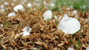 granizo-gigante-destroi-carro-no-interior-de-sp;-cidades-tem-alerta-para-tornado