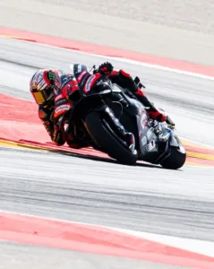 bezzecchi-supera-marquez-no-fim-e-lidera-sexta-feira-da-motogp-em-misano