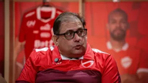 “papagaio-fala-para-caramba,-e-na-hora-de-agir-ele-nao-age”,-diz-guto-sobre-confusao-com-tadeu