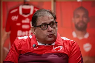 “papagaio-fala-para-caramba,-e-na-hora-de-agir-ele-nao-age”,-diz-guto-sobre-confusao-com-tadeu