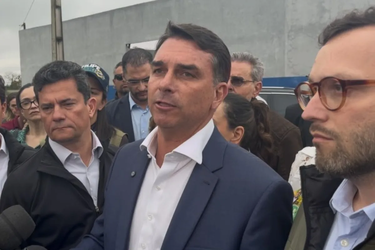 “Fala, irmãozão”: veja trocas de mensagens entre Flávio Bolsonaro e Vorcaro