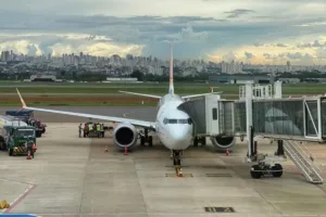 aviao-com-190-pessoas-retorna-e-faz-pouso-de-emergencia-no-aeroporto-de-goiania