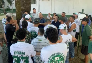 torcida-organizada-faz-cobranca-a-diretoria-do-goias-na-serrinha