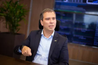 pf-achou-dezenas-de-armas,-incluindo-fuzis,-ao-prender-ex-presidente-do-brb