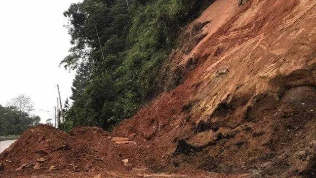 Bombeiros resgatam corpo soterrado após queda de prédio na zona leste de SP