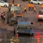 moradores-se-mobilizam-para-tirar-caminhonete-da-marinha-que-caiu-no-rio-araguaia;-video