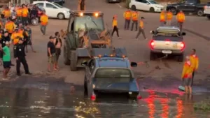 moradores-se-mobilizam-para-tirar-caminhonete-da-marinha-que-caiu-no-rio-araguaia;-video
